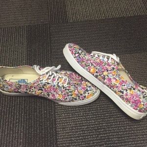 Floral Vans 🌸🌼